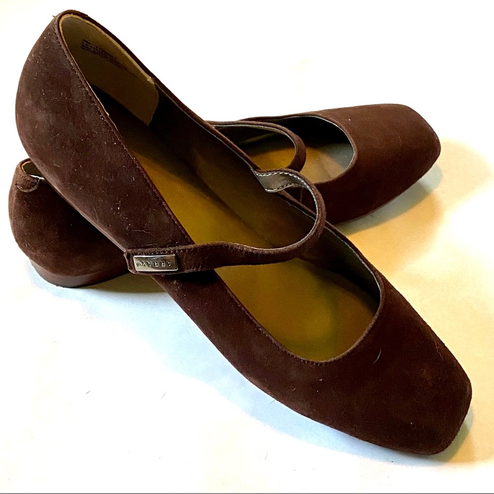 Elegant Array Brown Suede Flats - Super Comfy - image 1